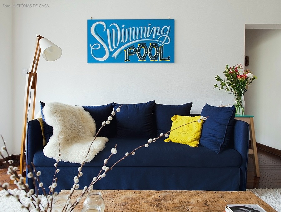 04-decoracao-sala-sofa-azul-marinho