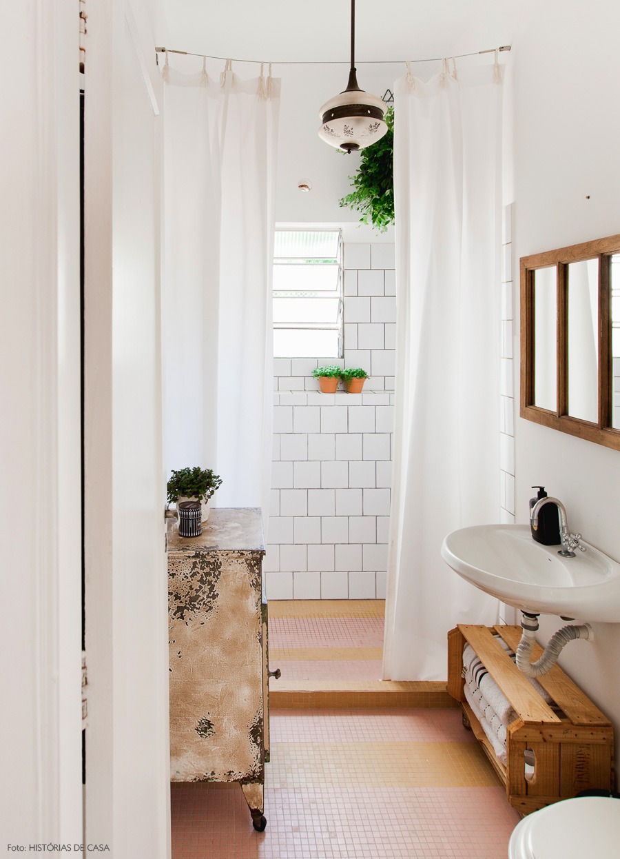 38-decoracao-banheiro-vintage-cortina-azulejo