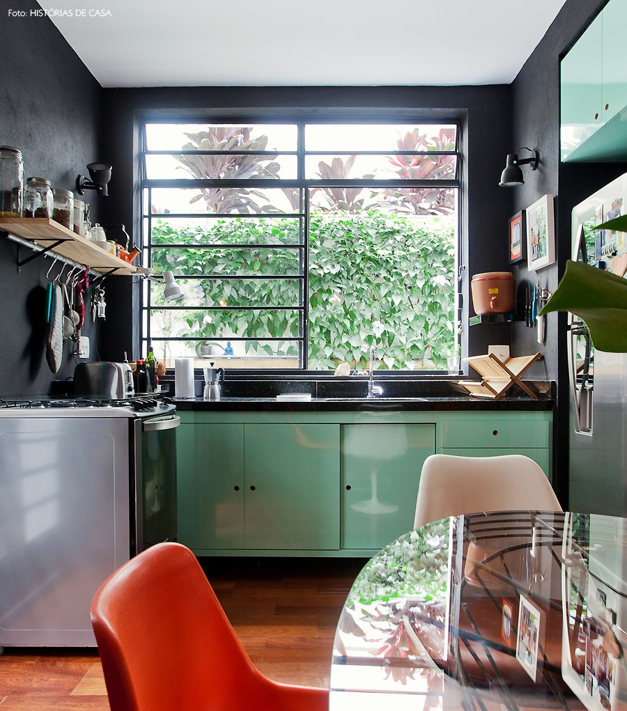 17-decoracao-cozinha-preto-armario-colorido