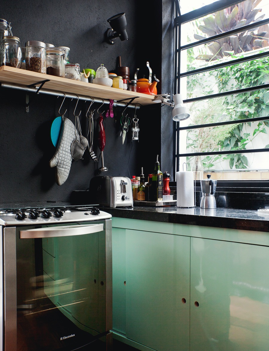21-decoracao-cozinha-preto-armario-colorido