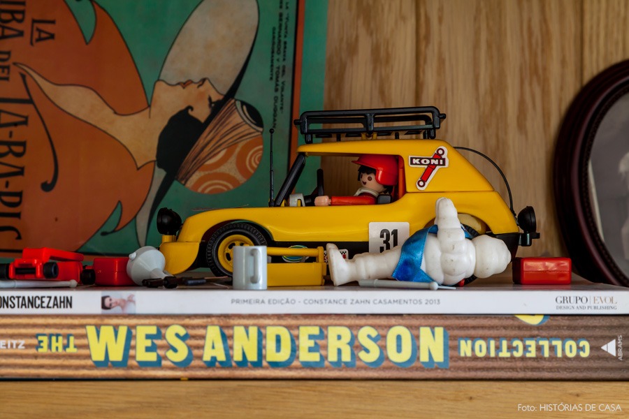 18-decoracao-estante-madeira-detalhe-brinquedos-playmobil