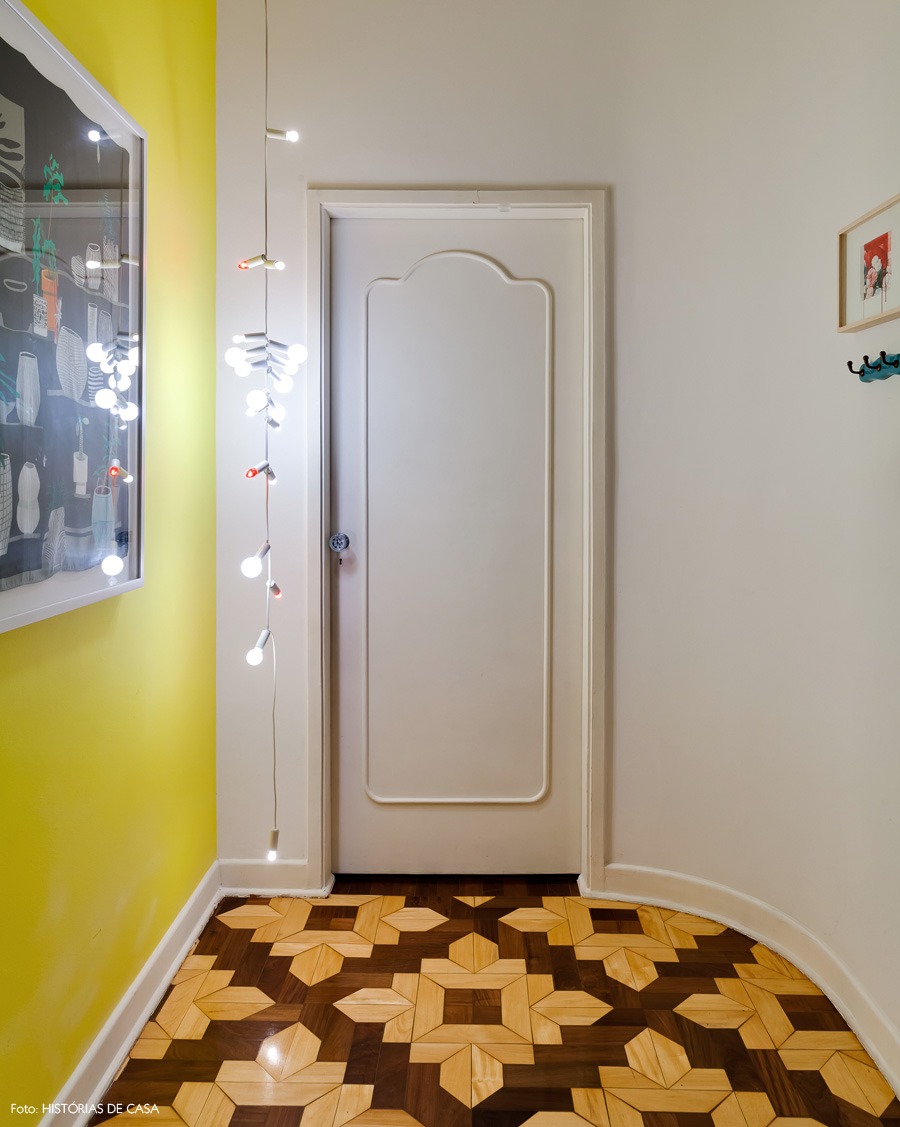 02-a-decoracao-amarelo-hall-piso-tacos
