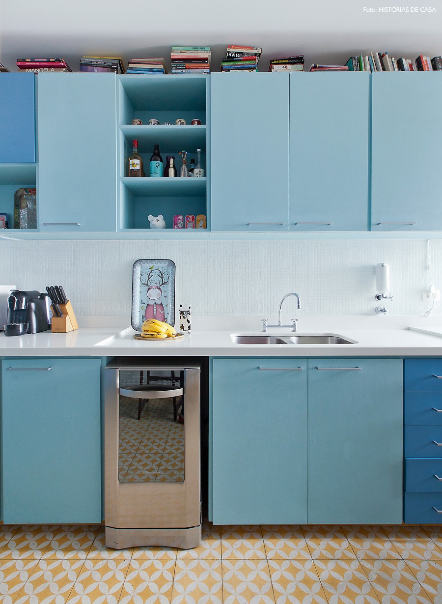 22-decoracao-cozinha-azul-piso-ladrilho