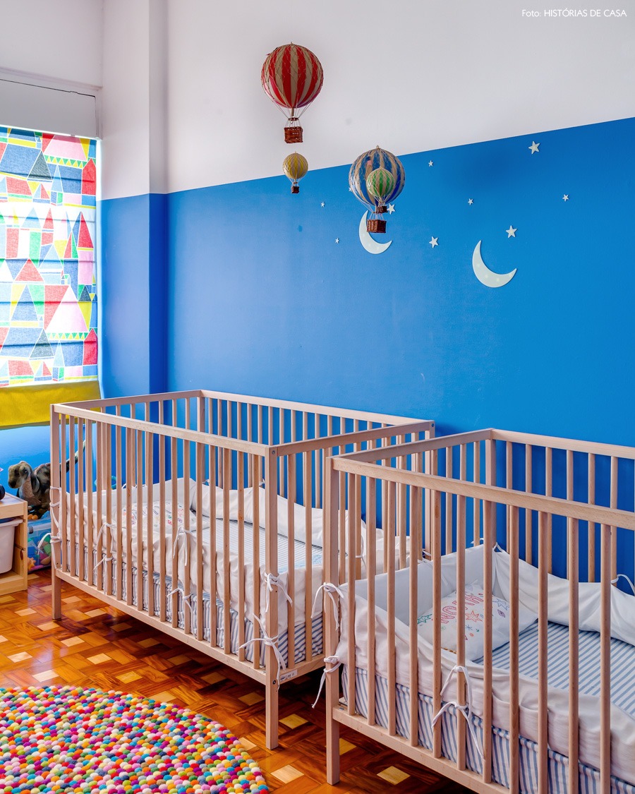 33-decoracao-quarto-bebe-azul-berco-madeira