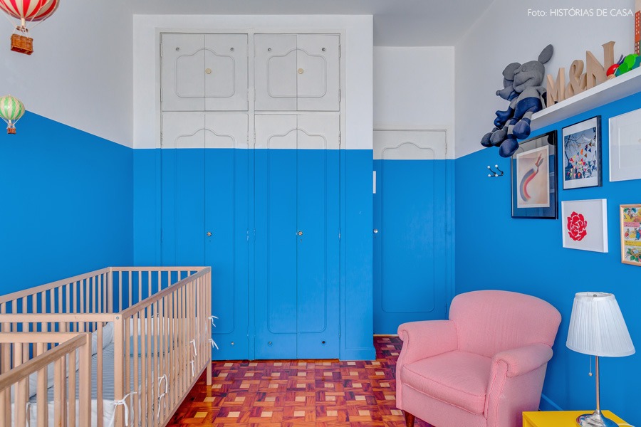 34-decoracao-quarto-bebe-pintura-azul-armarios