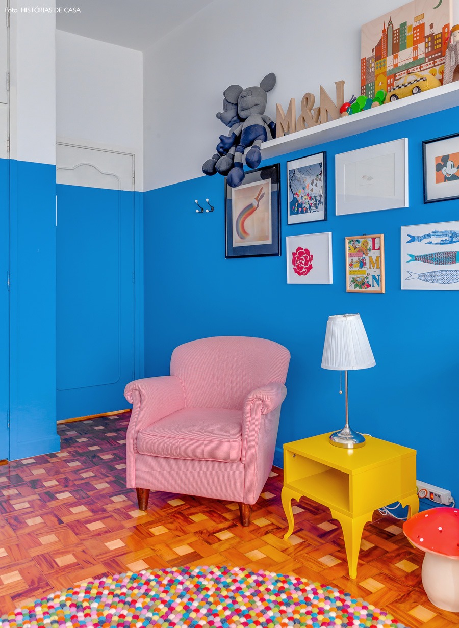 35-decoracao-quarto-bebe-pintura-azul-prateleira