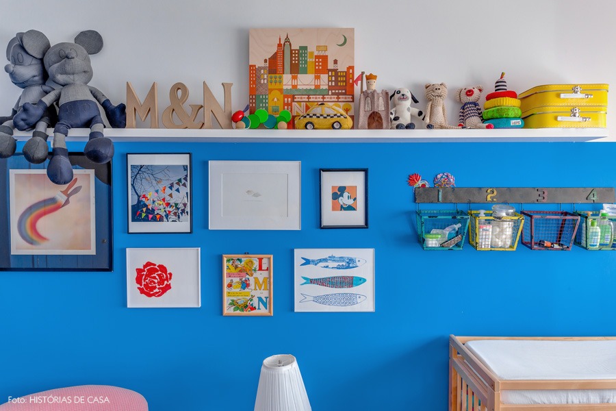 36-decoracao-quarto-bebe-pintura-azul-prateleira