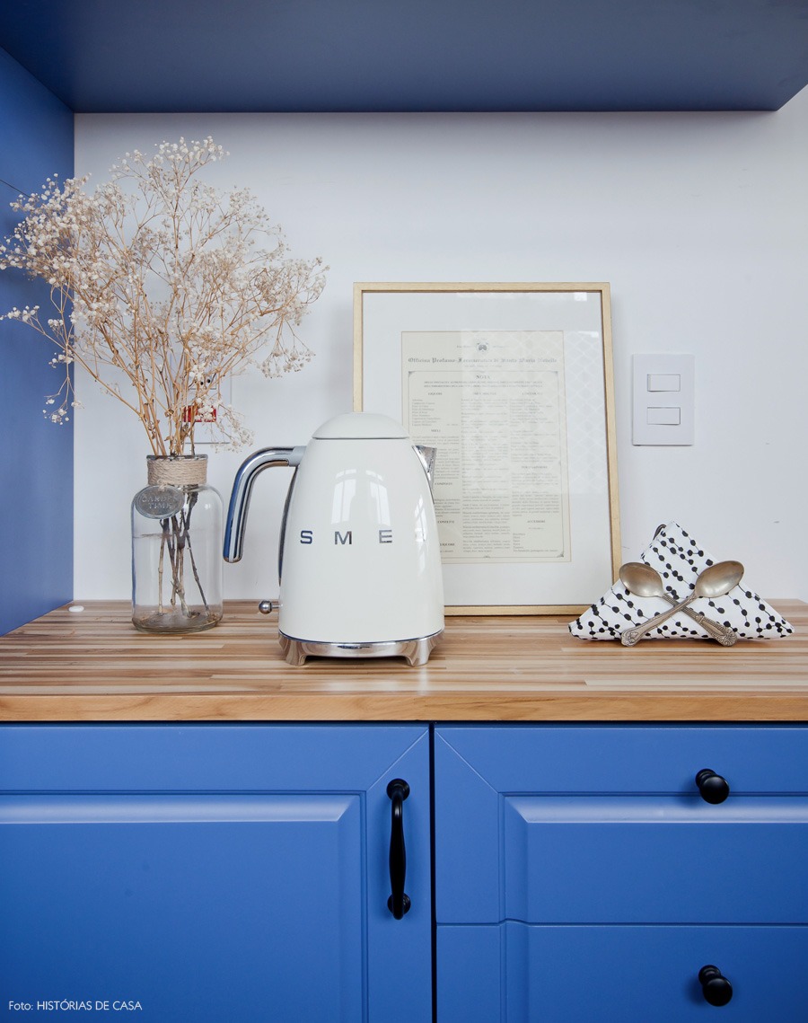 09-decoracao-cozinha-armario-vintage-azul