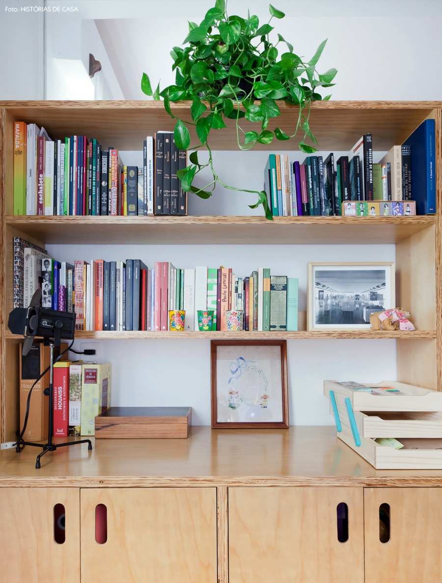 14-decoracao-escritorio-home-office-compensado-estante-plantas
