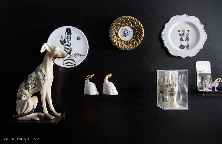 18-decoracao-parede-preta-pratos-esculturas-brancas