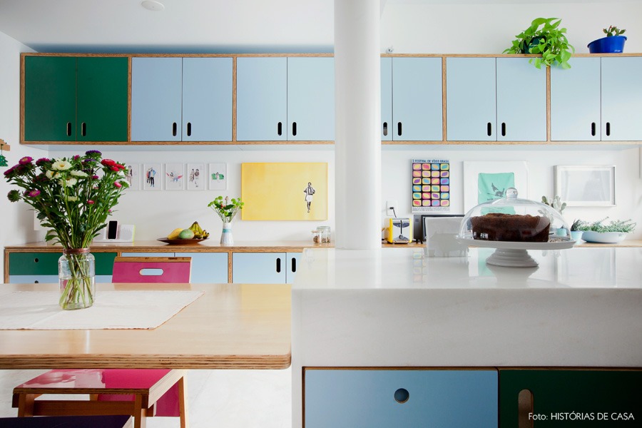 24-decoracao-cozinha-aberta-armario-azul-plantas