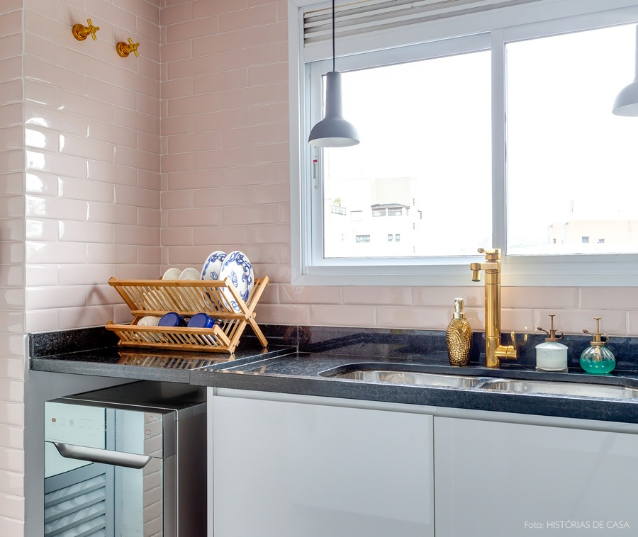 26-decoracao-cozinha-rosa-torneira-dourada