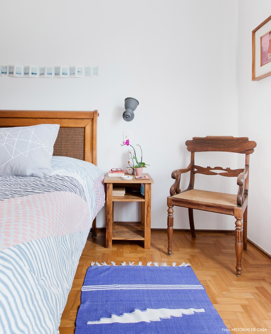 38-decoracao-quarto-tapete-azul-moveis-rusticos-madeira