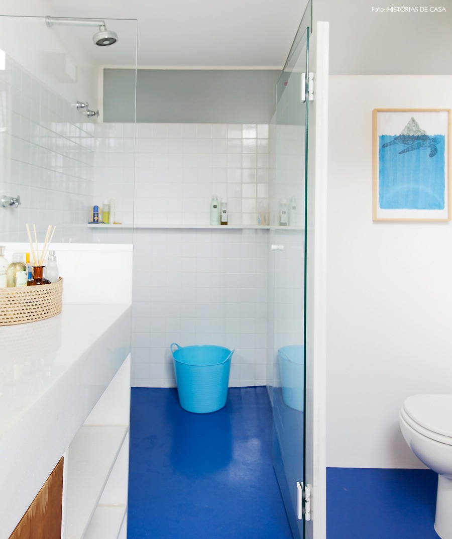 43-decoracao-banheiro-piso-epoxi-azul-box-vidro
