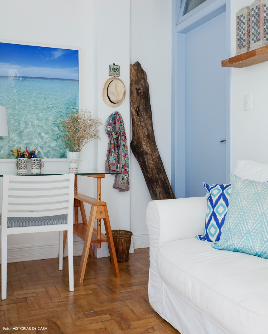 06-decoracao-sala-estar-pequena-praia-branco-azul-cavalete