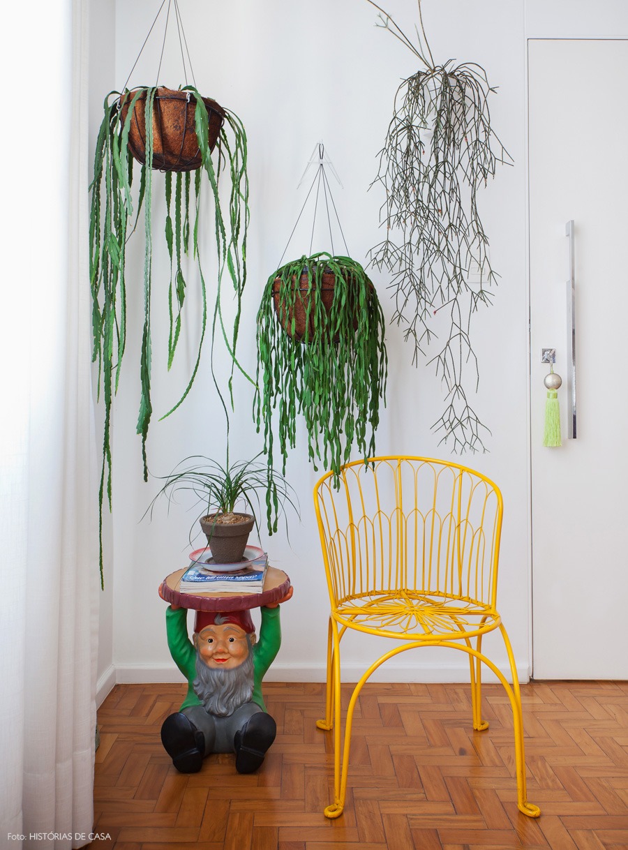 26-decoracao-sala-estar-entrada-plantas-cadeira-amarela