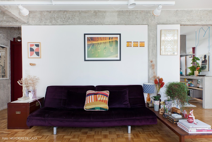 02-decoracao-apartamento-sala-sofa-roxo-concreto-integrado