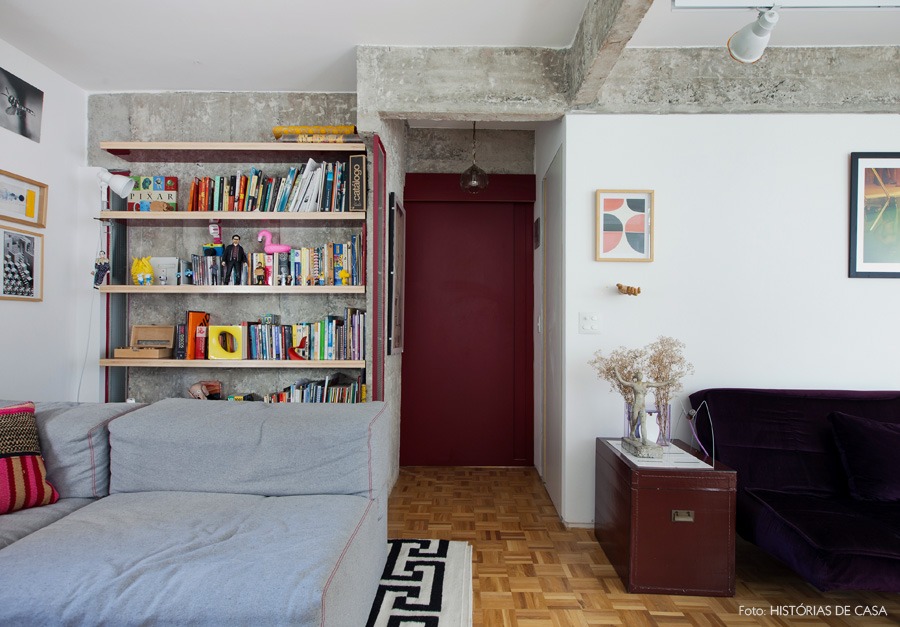 13-decoracao-sala-estar-integrada-estante-porta-colorida-concreto