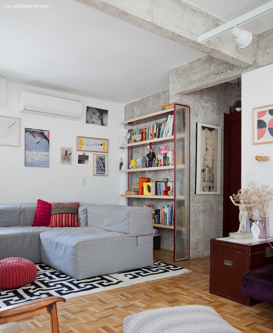 15-decoracao-sala-estar-parede-concreto-estante-arquitetura