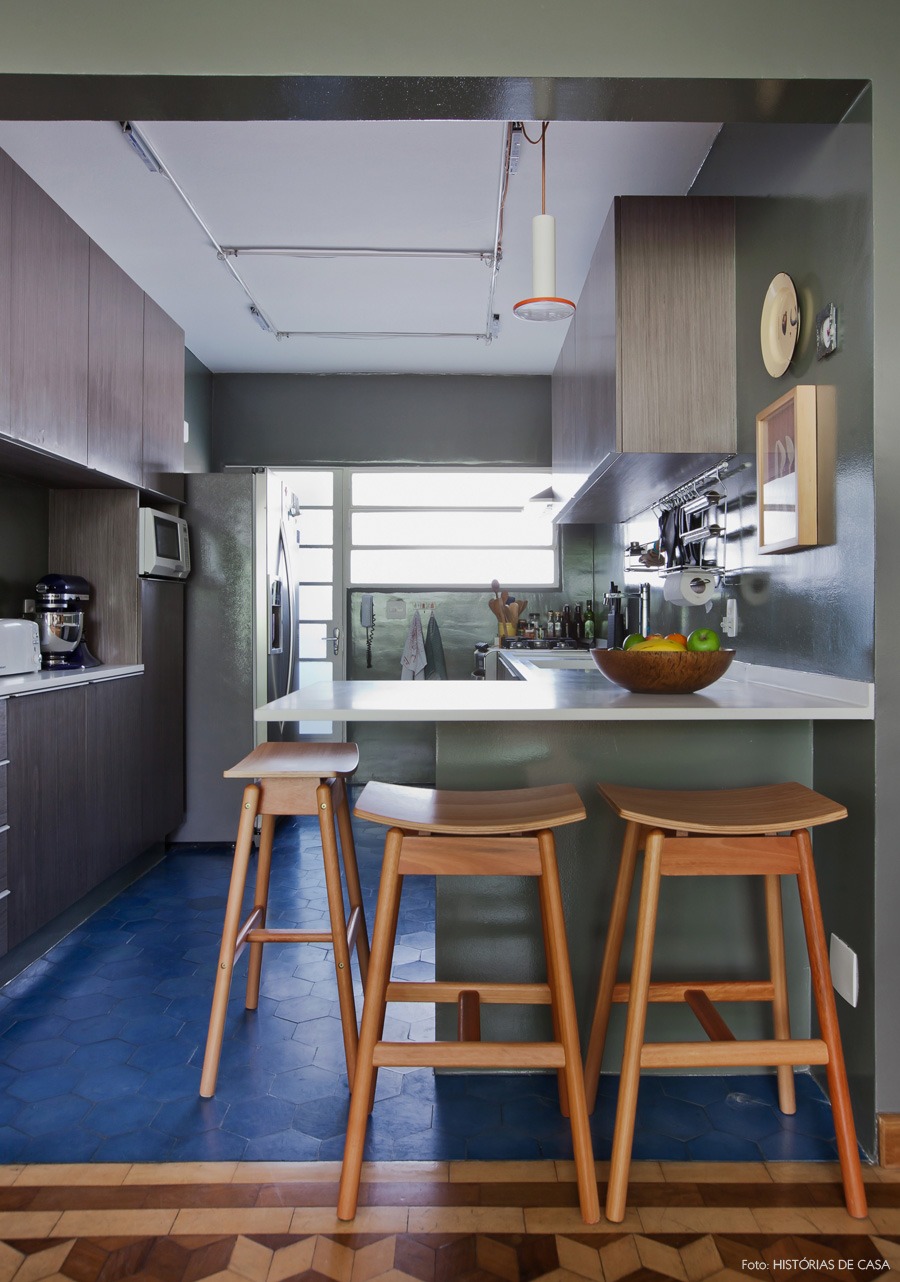19-decoracao-cozinha-paredes-cinza-piso-ladrilho-hidraulico-azul