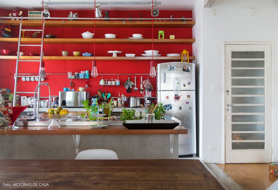 23-decoracao-cozinha-aberta-integrada-parede-vermelha-prateleiras