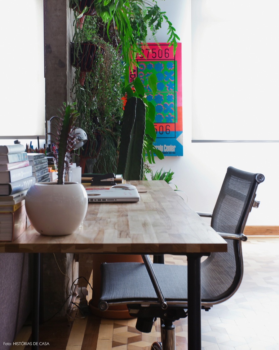 23-decoracao-sala-estar-home-office-integrado-mesa-madeira