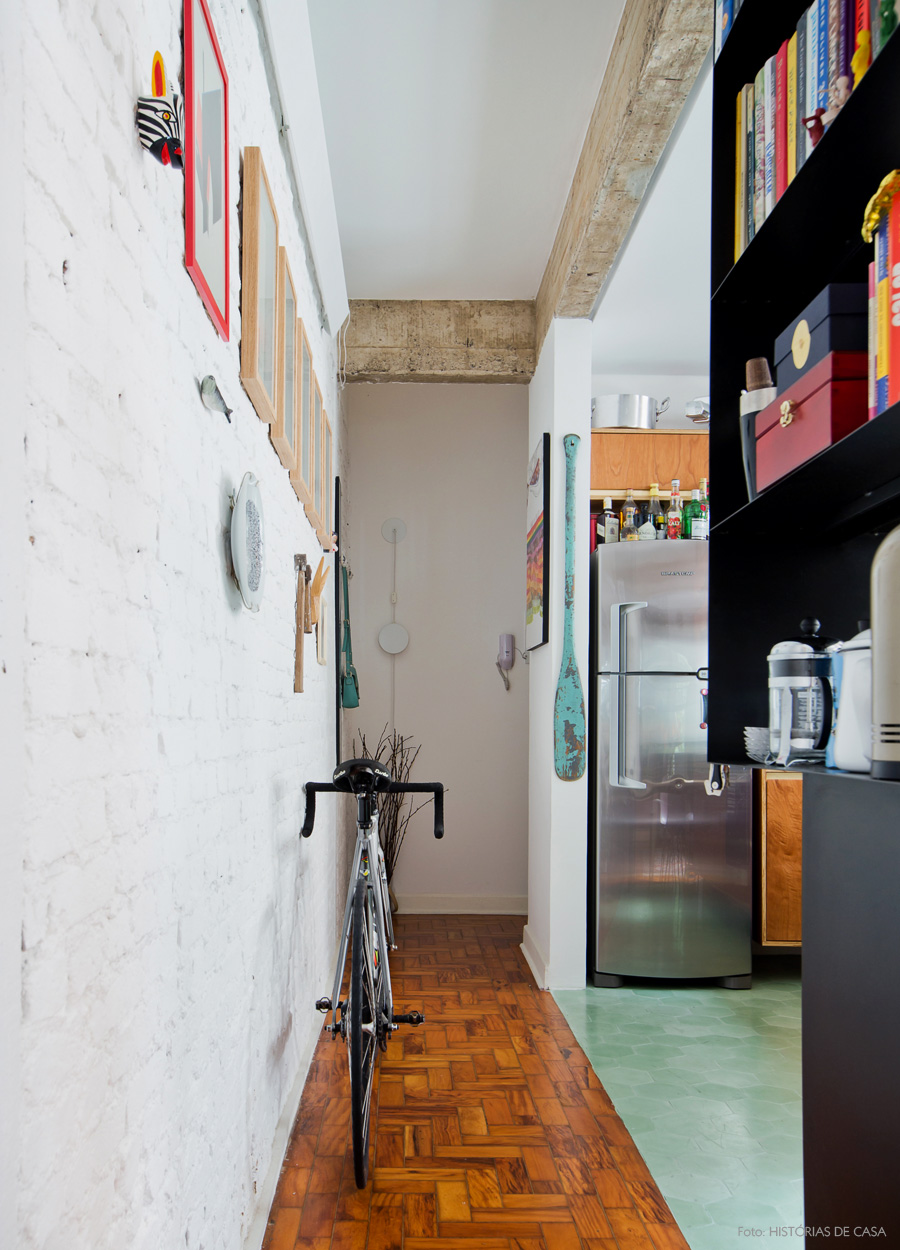 03-decoracao-corredor-parede-tijolinho-branco-bicicleta-apartamento
