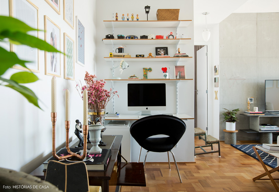 04-decoracao-home-office-escritorio-estante-trilho-sala-integrada