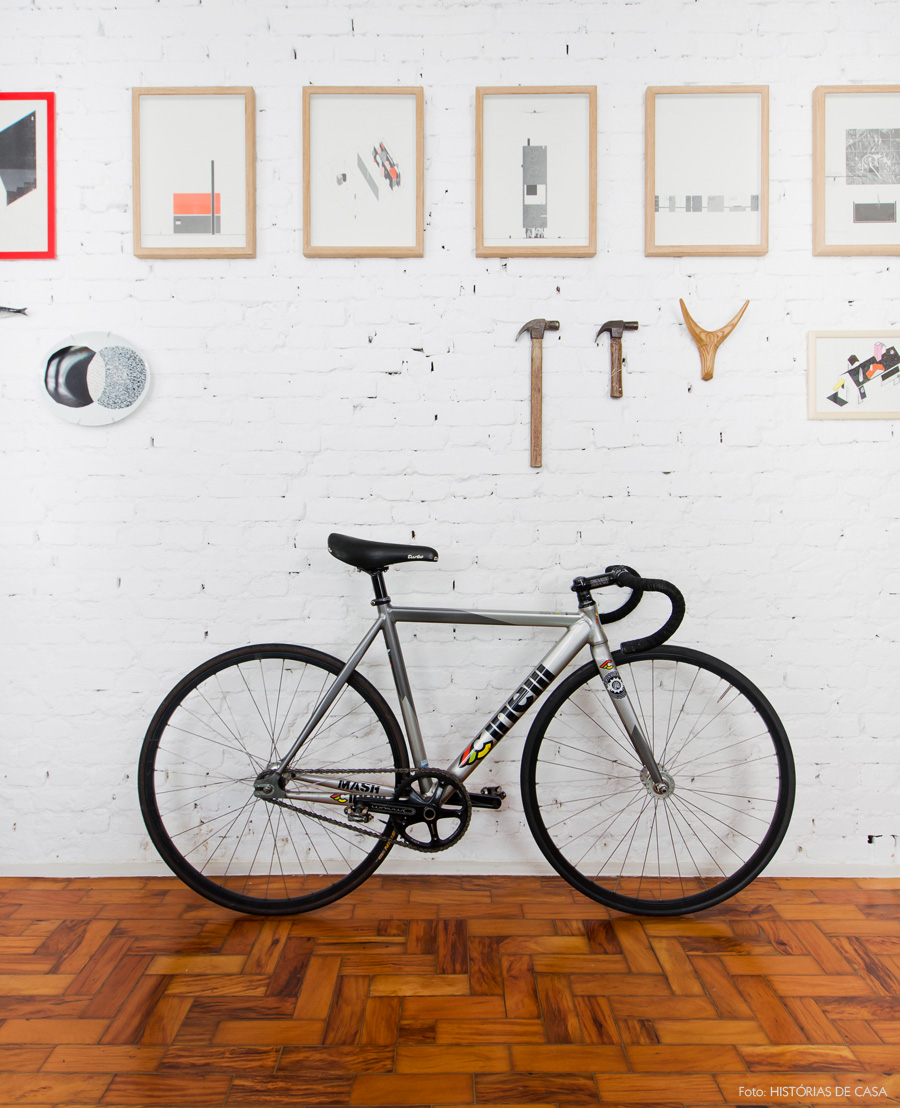 05-decoracao-parede-tijolinho-branco-bicicleta-apartamento-quadros