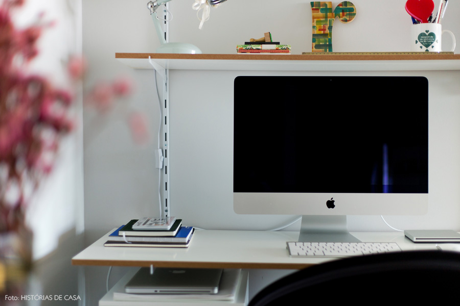 07-decoracao-home-office-escritorio-estante-trilho-sala-integrada