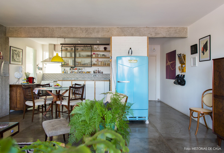 10-decoracao-sala-estar-armario-vintage-geladeira-azul-antiga