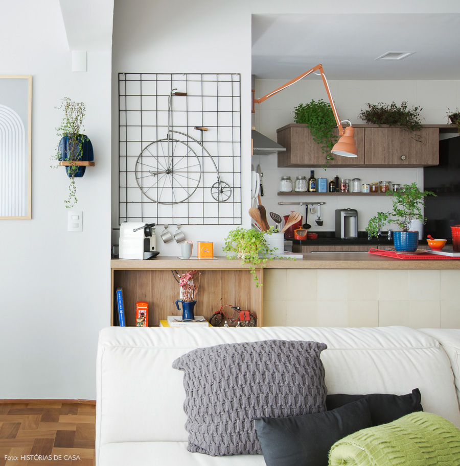 14-decoracao-sala-de-estar-integrada-cozinha-bancada-madeira