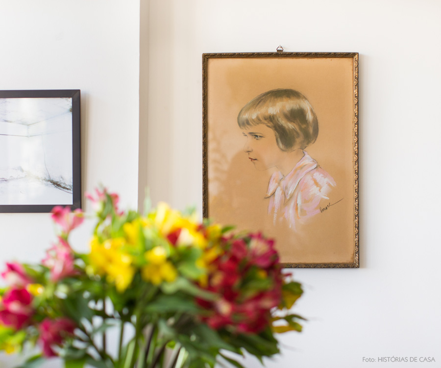 17-decoracao-sala-estar-flores-retratos-familia-antigo