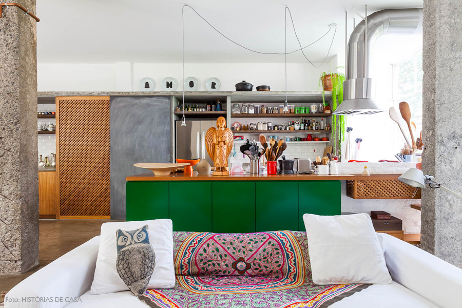 23-decoracao-apartamento-cozinha-integrada-verde-prateleira-concreto