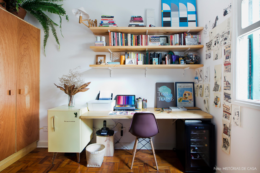 29-decoracao-home-office-escritorio-prateleiras-pinus-plantas