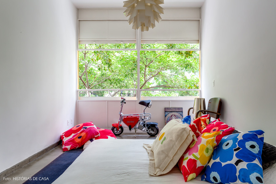30-decoracao-quarto-cama-no-chao-almofadas-coloridas-marimekko