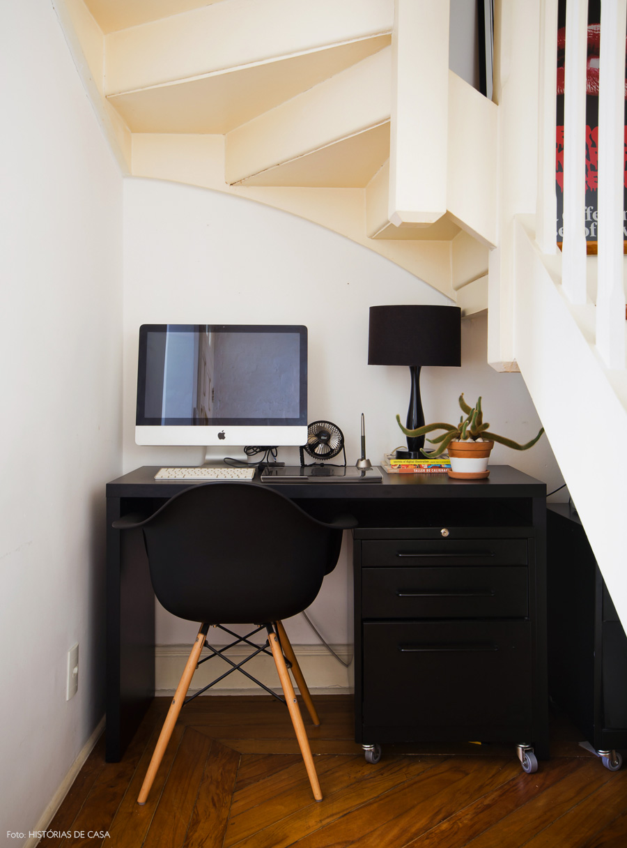 22-decoracao-home-office-encaixado-vao-escada-espaco