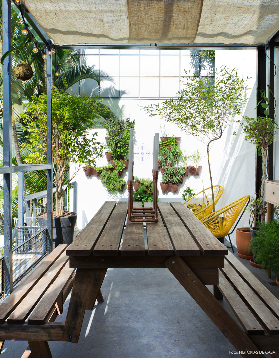27-decoracao-terraco-quintal-mesa-madeira-pergolado-tecido