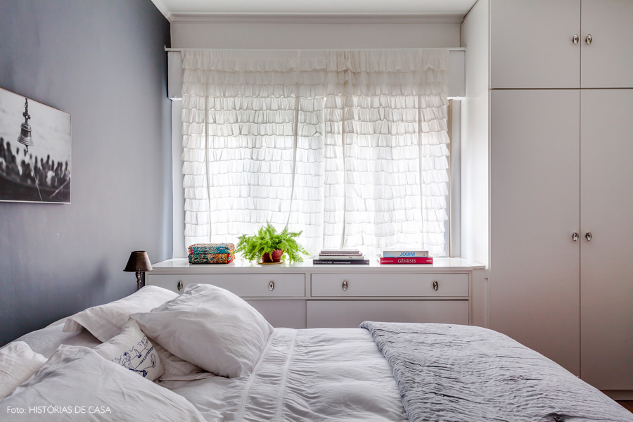 36-decoracao-quarto-comoda-sob-a-janela-parede-cinza