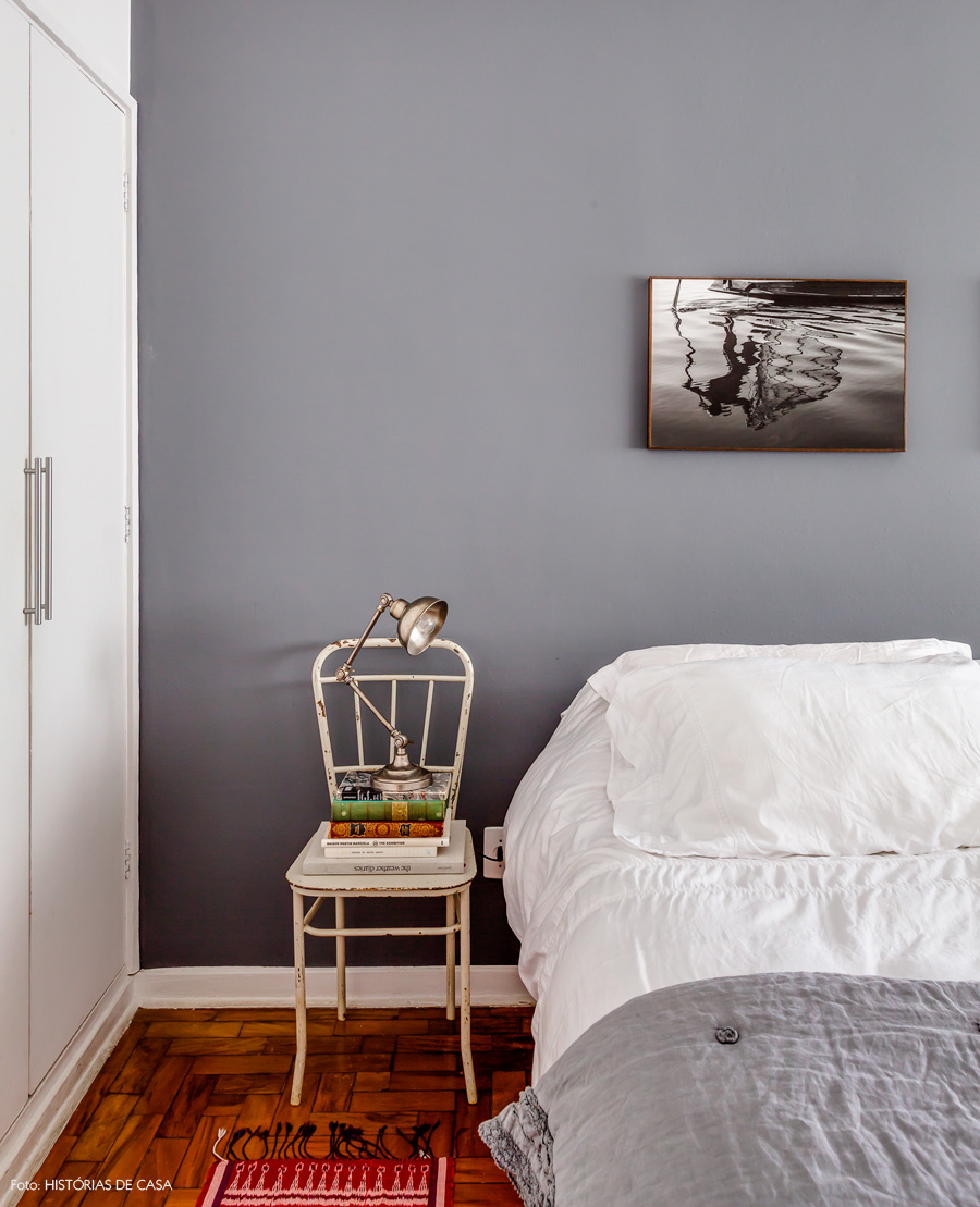 39-decoracao-quarto-parede-cinza-cadeira-criado-mudo