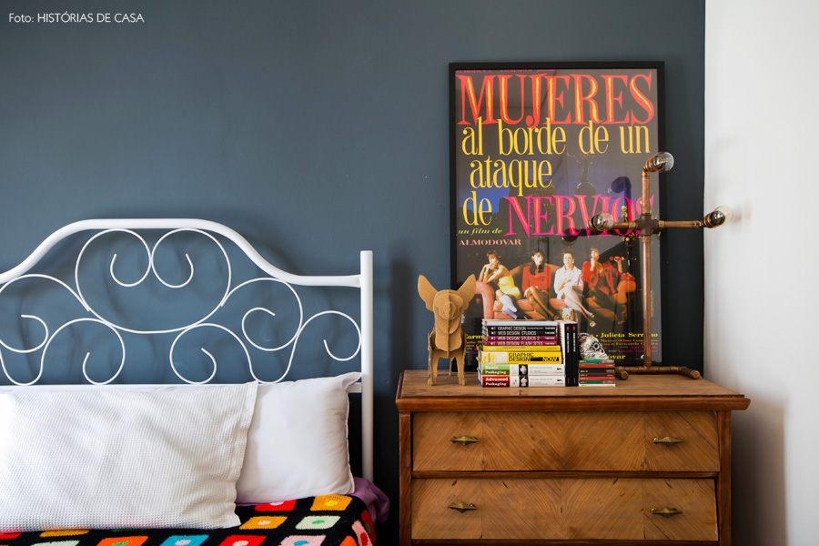 42-decoracao-quarto-parede-cinza-cama-ferro-comoda-vintage