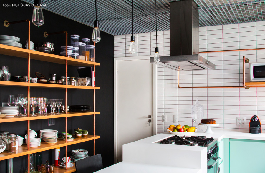 02-decoracao-cozinha-parede-preta-estante-canos-cobre