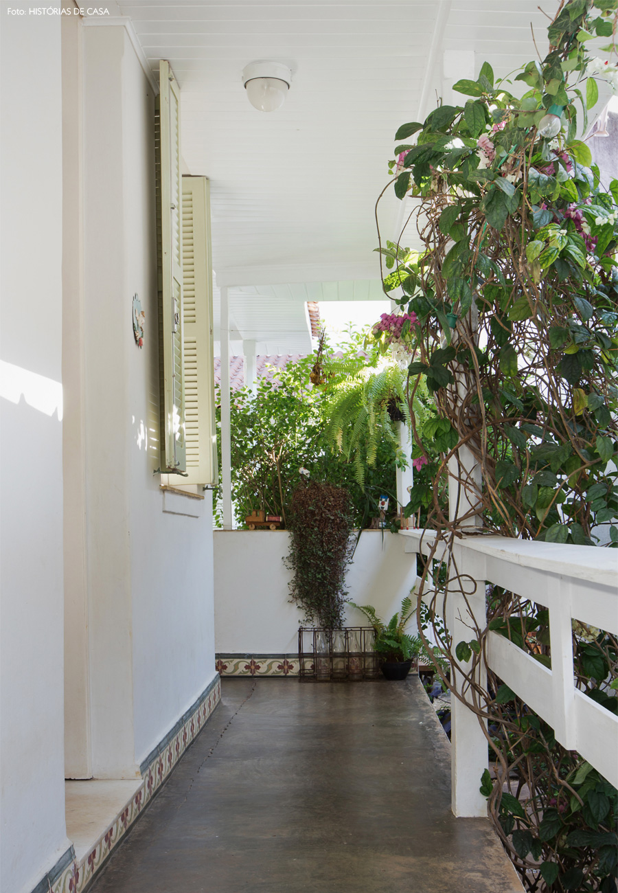 03-decoracao-casa-antiga-corredor-entrada-plantas-jardim