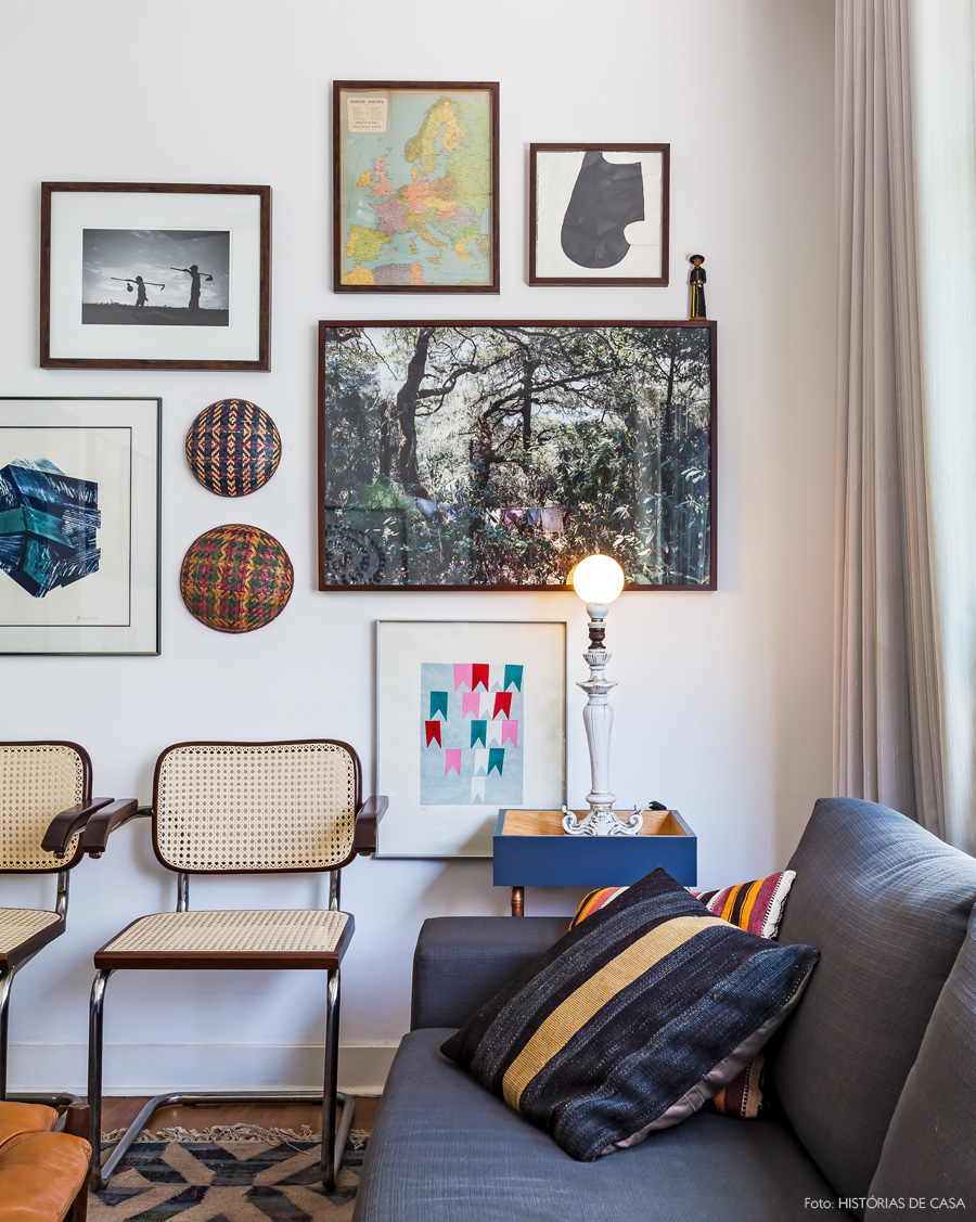 12-decoracao-apartamento-parede-galeria-sofa-cinza-luminaria