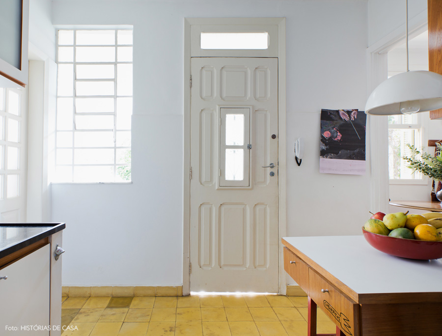 18-decoracao-casa-antiga-cozinha-piso-amarelo-pastilhas