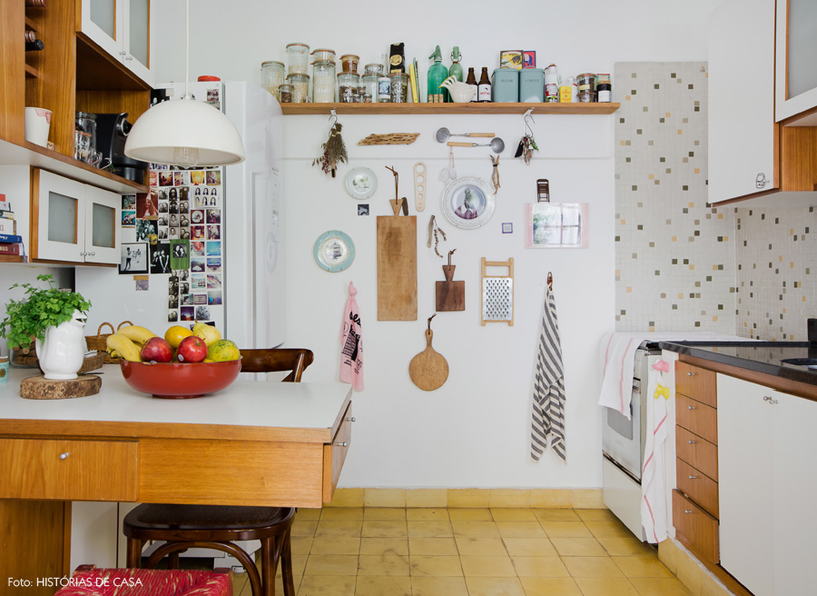 21-decoracao-cozinha-pequena-parede-enfeites-tabuas-corte