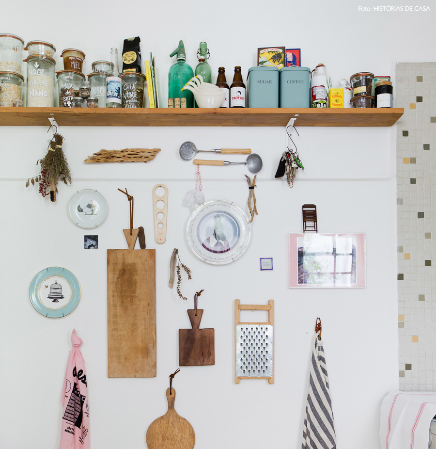 22-decoracao-cozinha-pequena-parede-enfeites-tabuas-corte