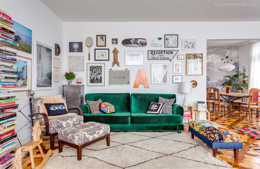 01-decoracao-sala-sofa-colorido-verde-quadros-galeria