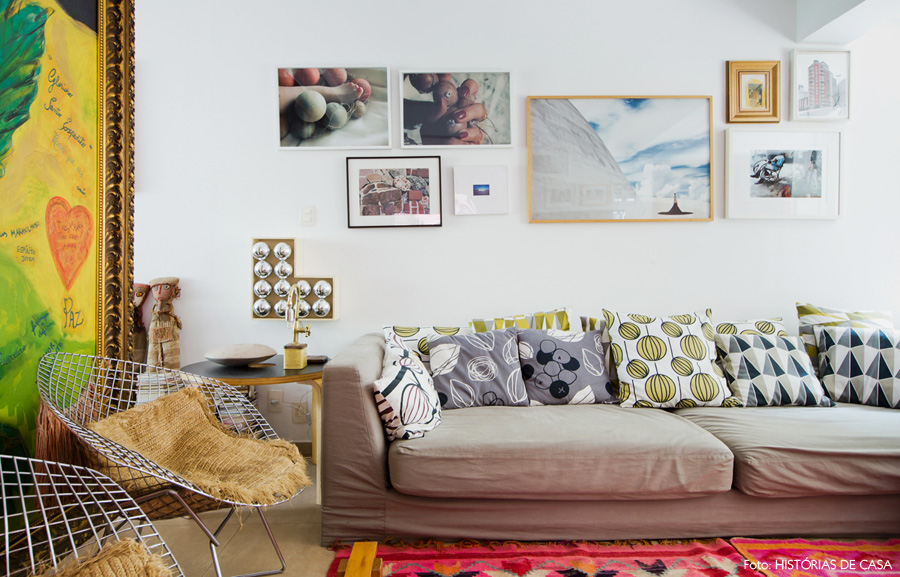 14-decoracao-sala-de-estar-almofadas-estampadas-tapete-rosa