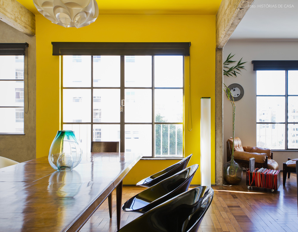 19-decoracao-sala-jantar-integrada-vigas-concreto-amarelo